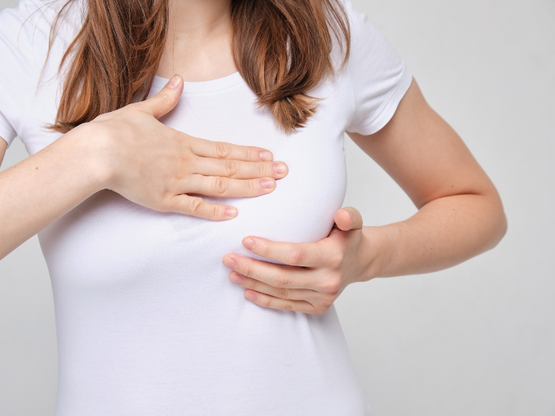 Mastodynia, často označovaná aj ako bolesť prsníkov, je stav charakterizovaný bolesťou, nepríjemným pocitom alebo napätím v oblasti prsníkov.
