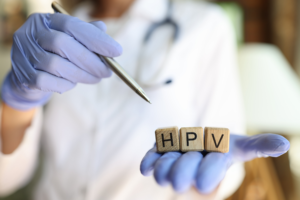 HPV (ľudský papilomavírus) je bežná vírusová infekcia, ktorá postihuje kožu a sliznice. Existuje viac ako 200 typov HPV. Vysokorizikové typy: HPV16 a HPV18. HPV sa prenáša hlavne cez kontakt koža na kožu, vrátane pohlavného styku, análnych a orálnych sexuálnych praktík. Väčšina infekcií HPV je asymptomatická. Výskum ukazuje, že I3C má potenciálne prospešné účinky pri infekcií ľudským papilomavírusom (HPV) a súvisiacimi ochoreniami. I3C sa v tele premení na diindolylmetán (DIM), čo je aktívna forma, ktorá má protinádorové a imunomodulačné vlastnosti.